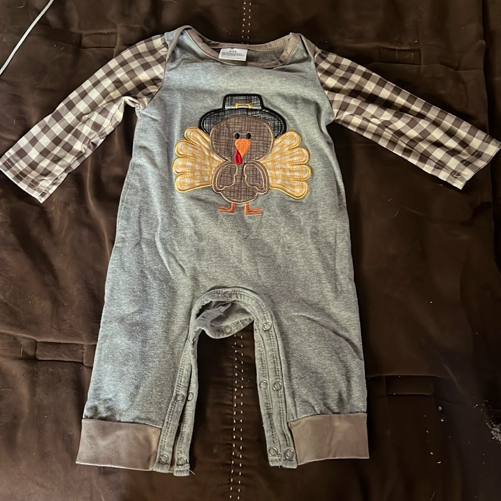 DeltaDawn Grey Turkey Appliqué romper size 6m